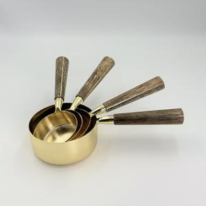 Ensemble professionnel de 4 tasses et cuillères à mesurer en acier inoxydable de luxe, finition PVD dorée avec manche en bois pour la pâtisserie - Product Image 1