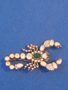 Amaira Jewels - Broche de Plata Chapado en Oro con Constelación de Insectos, Cristales de Estrás, Corte Esmeralda, Piedra Verde, Unisex, a la Moda - Product Image 5