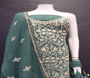 Ensemble Gharara brodé ethnique en Georgette Fox avec pantalon Palazzo et dupatta ornés de sequins décoratifs - Product Image 6