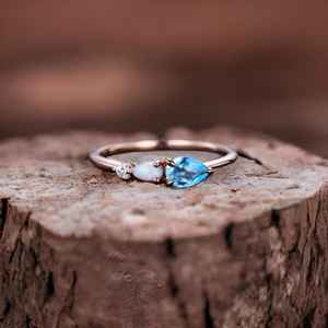 Bague de fiançailles vintage en topaze bleue suisse et opale, alliance Art Déco en moissanite, bague de mariée à trois pierres taille poire - Product Image 1