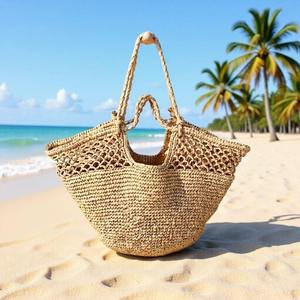 Restez élégante et prête pour le soleil avec ce sac léger en fil naturel, conçu avec une structure en filet distinctive. - Product Image 3