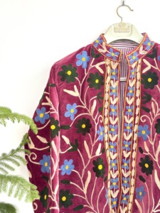 เสื้อแจ็คเก็ตบอมเบอร์สั้นทรงวินเทจ ปักลายดอกไม้ งานฝีมือ รอยัลเบอร์กันดี บลูม ผ้ากำมะหยี่ เป็นมิตรต่อสิ่งแวดล้อม พร้อมปกแบบแมนดาริน - Product Image 2