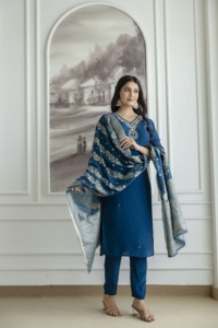Ensemble Kurti et pantalon droit en crêpe bleu nuit naturel, ensemble 3 pièces de créateur, haut et pantalon en crêpe imprimé avec travail manuel et dupatta - Product Image 3