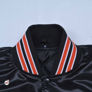 เสื้อแจ็คเก็ตวาร์ซิตี้สีดำผ้าซาตินปักโลโก้ ADMP สำหรับผู้ชาย ปกตั้ง ปักตัวอักษรด้านหน้า ทรงปกติ สวมใส่สบายๆ ในฤดูใบไม้ร่วง พร้อมโลโก้แบบกำหนดเอง - Product Image 6