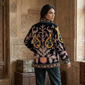 Blouson bomber en velours noir brodé |   Vêtement décontracté pour femme, jaune et rose, à motif floral, avec col montant et broderie, un chef-d'œuvre fait main - Product Image 3