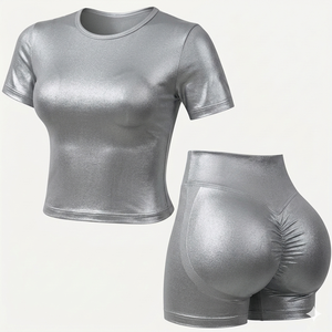 Ensemble de yoga personnalisé pour femmes, couleur argentée, haut de fitness à manches courtes et col rond, séchage rapide, short taille haute froncé, coupe athlétique pour la gym - Product Image 1