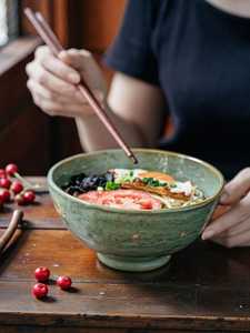 ชามเซรามิคทรงไม่สมมาตรเคลือบสีเขียวแบบนอร์ดิก สำหรับโรงแรม ร้านอาหาร ตกแต่งบ้าน ใส่อาหารเช้า ข้าวโอ๊ต ของหวาน สลัด ผลไม้ โดย UO - Product Image 3