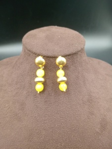 Pendientes Colgantes Chapados en Oro Amaira Jewels con Perlas de Imitación, Pendientes de Fiesta con Forma de Bola Vintage para Mujer de Rajasthan - Product Image 4
