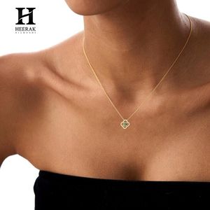 Collier pendentif trèfle à quatre feuilles en or 18 carats avec émeraude, motif ajouré et pavé de zircone cubique, chaîne à breloque fleur - Product Image 4