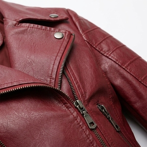 Chaqueta de motociclista de cuero PU color borgoña para mujer, con cierre de cremallera, cuello vuelto, corte ajustado y corto. - Product Image 6
