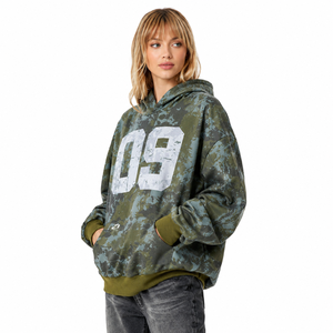 Sudadera con capucha de camuflaje para mujer, estampado integral, oversize, mezcla de algodón, hombros caídos, estampado de número frontal, estilo urbano, logotipo personalizado - Product Image 2