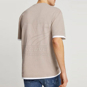 Camiseta básica elegante e informal diseñada para atuendos modernos y comodidad duradera. - Product Image 4