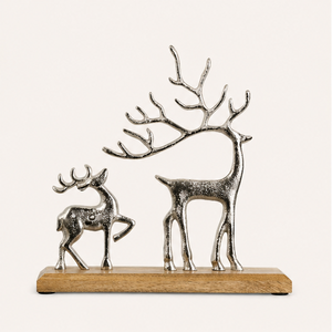 Figura Navideña Premium de Reno y Ciervo en Metal Plateado, Escultura Elegante de Aluminio Texturizado sobre Base de Madera Resistente para las Fiestas - Product Image 5