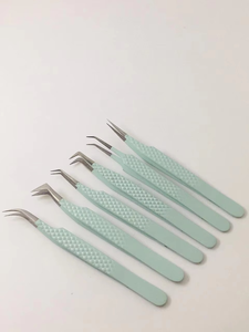 Pinzas Profesionales de Alta Calidad Antimagnéticas de Acero Inoxidable para Pestañas, Personalizables, con Puntas Inclinadas de Fibra para Extensiones de Pestañas - Product Image 4