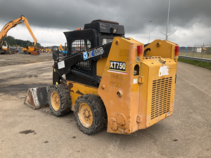 Cargadora Compacta XT750 2014 con Cabina Cerrada, Máquina de Construcción de Alto Rendimiento - Product Image 1