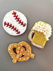 Broche de cuentas hecho a mano de primera calidad, accesorio de moda elegante a precio económico. - Product Image 6