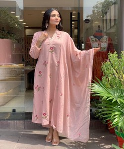 ชุดเสื้อผ้าปักลายแฟนซีผ้าฝ้ายสลับสี พร้อมผ้าคลุมไหล่ สำหรับงานเทศกาล ราคาขายส่ง เสื้อผ้าชาติพันธุ์ สีชมพูอ่อน - Product Image 2