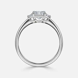 Anillo de Compromiso con Diamante Cultivado en Laboratorio, Corte Esmeralda, 2CT, Engaste de Tres Piedras, Oro de 14K - Product Image 2