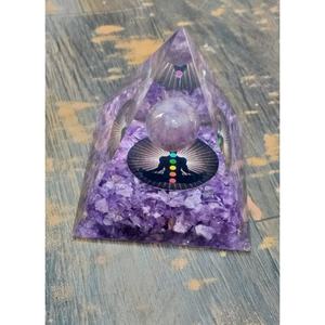 Pyramide d'Orgone Superposée Symbole 7 Chakras en Améthyste, Artisanat en Cristal Naturel Écologique, Sculptée et Gravée, Mascotte Feng Shui – Vente en Gros - Product Image 2