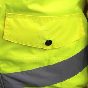 Chaqueta de seguridad de alta visibilidad para hombres, diseñada para brindar comodidad y seguridad en entornos de trabajo y exteriores. - Product Image 4