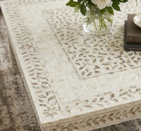 Table basse carrée classique en bois avec incrustations en os blanc et détails sculptés, design traditionnel pour le mobilier de salon