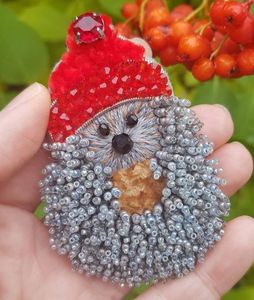 Broche de luxe brodée avec des détails de perles cousues à la main, broderie artisanale, bijou perlé pour femme - Product Image 1