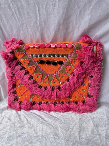 Pochette tribale perlée artisanale avec franges roses et accents de coquillages cauris, sac à main textilène bohème pour femme - Product Image 1