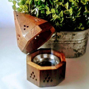 Brûleur à Bakhoor décoratif en bois, conçu pour une présentation attrayante à la maison et une diffusion continue d'une fragrance agréable. - Product Image 3