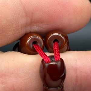 Tasbih tendance en perles de résine couleur cerise avec finition brillante, toucher lisse et aspect élégant, idéal pour la prière quotidienne. - Product Image 3