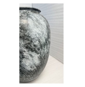 Pot de fleurs en fer artisanal avec finition patine blanche, idéal pour la décoration de la maison, du jardin et du balcon. - Product Image 3