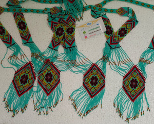 Collar de cuentas de cristal rosa púrpura hecho a mano accesorio de cuentas hecho a mano de moda - Product Image 3