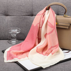 Écharpe carrée de luxe 90*90CM en satin de soie 100% respirant, décontractée, avec logo personnalisé, couleurs variées, service OEM, toutes saisons, pour femmes - Product Image 4