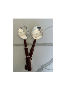 Juego de servidores de ensalada de metal texturizado, elaborado artesanalmente, para una colección de vajilla premium y presentación de cenas festivas. - Product Image 6