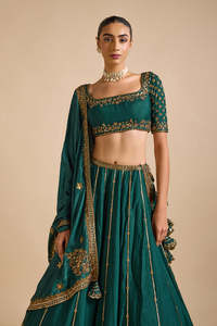 Blusa Corta de Seda con Bordado Floral Verde, Trabajo Artesanal, Cierre Trasero con Lazo, Ropa Formal India para Mujer - Product Image 3