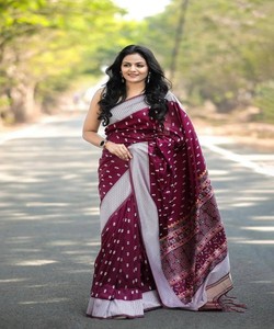 Sari de seda color granate con estampado floral blanco y borde geométrico, traje tradicional indio para bodas, para mujeres. - Product Image 1