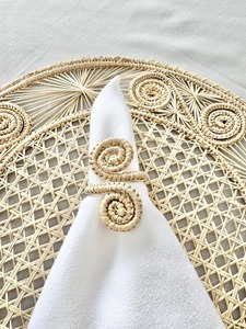 Anneau de serviette en rotin au design incurvé, tissé à la main, accessoire de table décoratif pour la salle à manger, la maison, le café, les événements et les fêtes, provenant d'Inde - Product Image 2