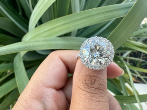 Anillo de Compromiso de Circonita Cúbica Redonda para Mujer, Chapado en Plata 925 con Acabado en Rodio, Estilo Glamuroso, Engaste Pavé - Product Image 1
