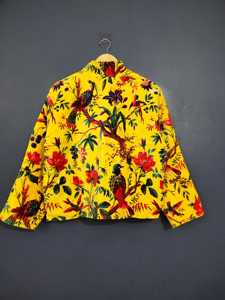 เสื้อแจ็คเก็ตลำลองพิมพ์ลายดอกไม้สีเหลือง คอจีน แขนยาว ทรงหลวม สวมใส่สบายในฤดูร้อน ผลิตจากผ้าโพลีเอสเตอร์ทอ แขนยาว ปักลาย - Product Image 4