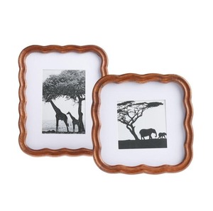 กรอบไม้ดีไซน์คลาสสิก ลายไม้ธรรมชาติ เหมาะสำหรับตกแต่งบ้านและเป็นของขวัญ มีจำหน่ายแล้ว - Product Image 1