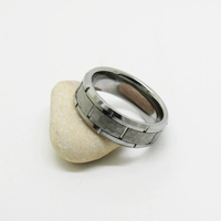 Anillo de carburo de tungsteno plateado con textura martillada y ranurada, banda de boda con borde biselado para hombre, joyería industrial al por mayor