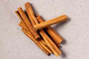 Palitos de canela Cassia de calidad premium, tamaño uniforme de 8 a 10 cm, secados naturalmente para conservar el sabor, para suministro al por mayor. - Product Image 5