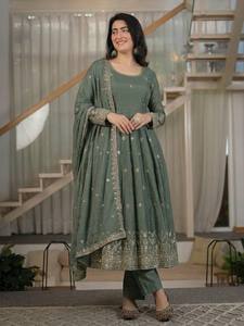 Traje Anarkali Moderno Bordado en Verde Salvia con Dupatta, Diseño Pakistaní, Salwar Kameez, Ropa Étnica Festiva para Otoño e Invierno - Product Image 4