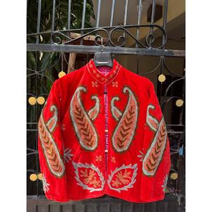 Veste bomber courte en velours écologique brodée à la main avec motif floral rouge, col mandarin, manches longues, hiver, femme - Product Image 1