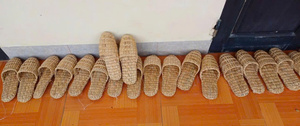 Pantoufles en jacinthe d'eau en fibres naturelles, chaussures tissées à la main pour la maison et les invités - Product Image 3