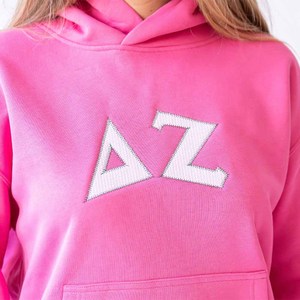 เดลต้า |   เสื้อฮู้ดปักลาย Zeta สีชมพู ผ้าฟลีซ ยูนิเซ็กส์ สไตล์ลำลอง ตกแต่งด้วยผ้าทวิลล์  โลโก้ด้านหน้า ทรงโอเวอร์ไซส์ เหมาะสำหรับใส่ในฤดูใบไม้ร่วง - Product Image 4