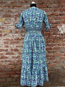 Robe d'été imprimée à la main, motif floral, bloc de couleur, à volants, en coton biologique, éthique, durable, imprimé floral, manches bouffantes - Product Image 2