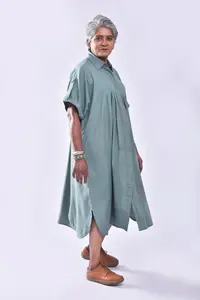 เดรสคอปกสไตล์โบฮีเมียนแบบขายส่ง เป็นมิตรกับสิ่งแวดล้อม แขนระบายพลิ้วไหว ทรงแม็กซี่ สีพื้น สำหรับร้านค้าบูติก - Product Image 2