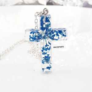 Collier en résine de haute qualité avec croix, technique émaillée, modèle ange, décoration d'intérieur, cadeau par MN EXPORTS - Product Image 3