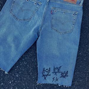 Shorts en jean délavé à ourlet brut, rivets personnalisés de haute qualité, longueur genou, jorts en denim, jean léger extensible et épais - Product Image 3