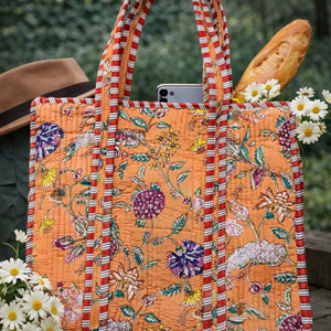 Bolsos de Hombro Acolchados de Algodón Hechos a Mano de Lujo para Mujer, Bolso Tote de Viaje Elegante con Estampado de Bloques, Sostenible y Lavable - Product Image 1